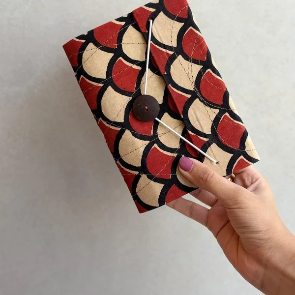 Scarlet Scale, Red and cream scalloped/scale pattern
